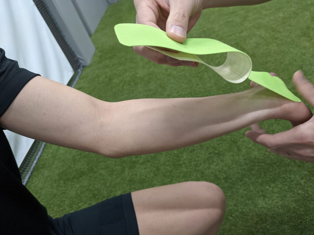 前腕 肘まわりの張り 痛みに対するテーピング 肘の内側 Pleady