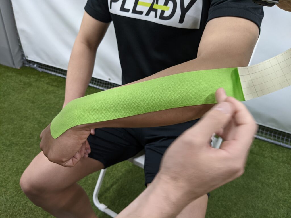 肘の外側の張り 痛みに対するテーピング Pleady