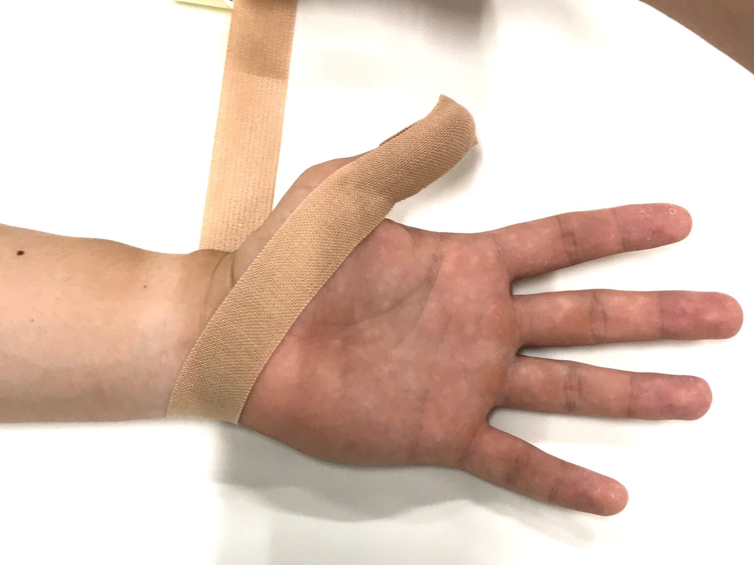 親指の痛みに対するテーピング PLEADY 親指の痛みに対するテーピング PLEADY